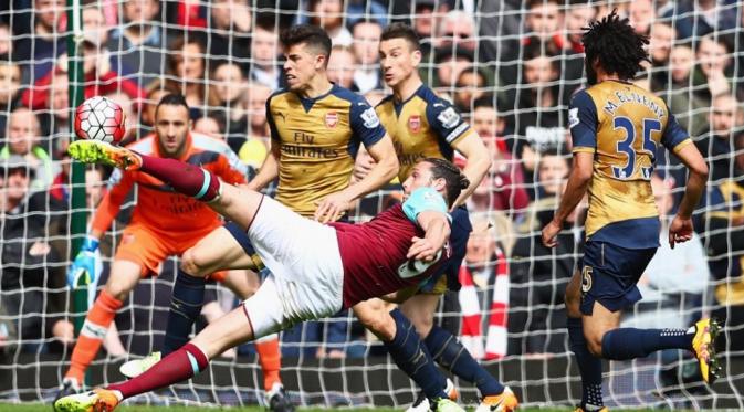 Tembakan kaki kiri penyerang West Ham United, Andy Carroll, menembus jala Arsenal. (Reuters/Carl Recine)
