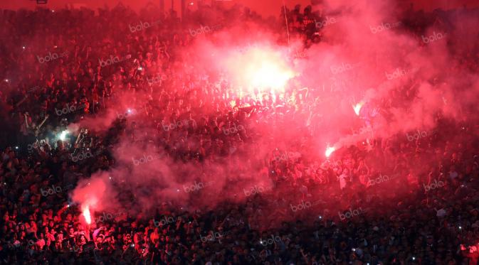 Jakmania merayakan kemenangan timnya saat melawan Bali United pada laga Trofeo Persija  di Stadion Utama Gelora Bung Karno, Jakarta, Sabtu (9/4/2016). (Bola.com/Nicklas Hanoatubun)