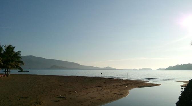 Pantai Lakban yang Menawan. (Foto: blog.reservasi.com)