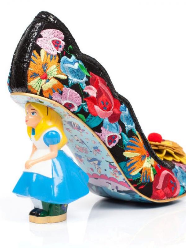 Sepatu yang terinspirasi oleh 'Alice In Wonderland'. (via: boredpanda.com)