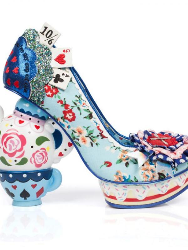 Sepatu yang terinspirasi oleh 'Alice In Wonderland'. (via: boredpanda.com)