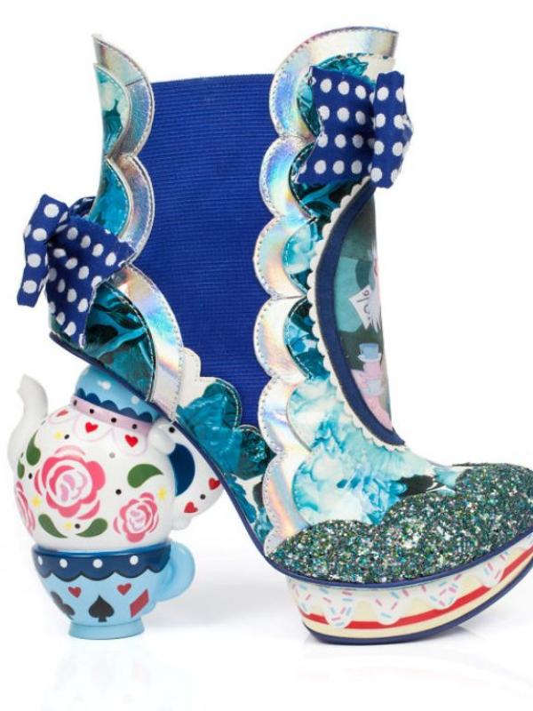 Sepatu yang terinspirasi oleh 'Alice In Wonderland'. (via: boredpanda.com)