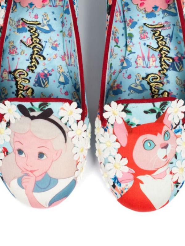 Sepatu yang terinspirasi oleh 'Alice In Wonderland'. (via: boredpanda.com)