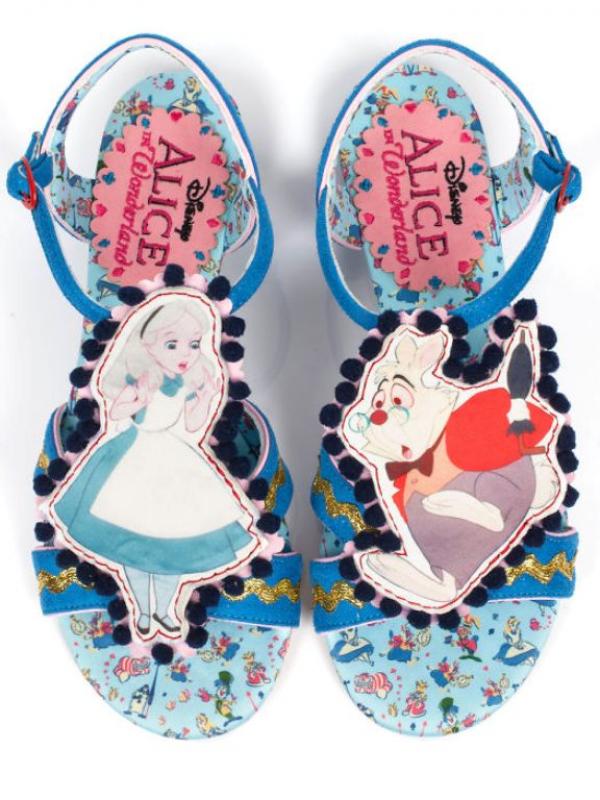 Sepatu yang terinspirasi oleh 'Alice In Wonderland'. (via: boredpanda.com)