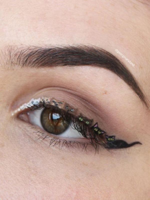 Lukisan kelopak mata, bertema Cat Eyeliner. (via: boredpanda.com)