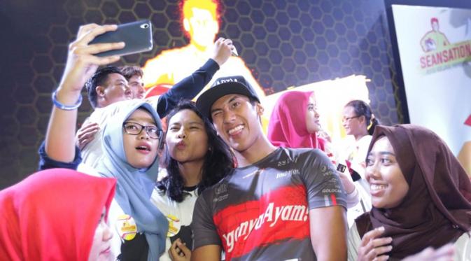 Sean Gelael, berfoto dengan para penggemar dalam acara launching Seansation di Jakarta, 10 April 2016. (Bola.com/Vitalis Yogi Trisna)