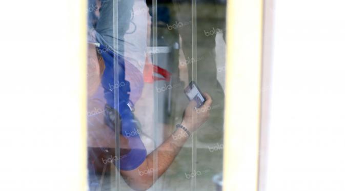 Pelatih Persib Bandung, Dejan Antonic bersantai sejenak sebelum memimpin timnya berlaga pada partai persahabatan melawan PSGC Ciamis di Stadion Galuh, Ciamis, Minggu (10/4/2016). (Bola.com/NIcklas Hanoatubun)