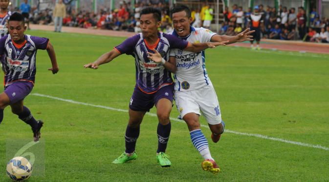 Bek PSGC, A Taufiq (tengah) menghalangi pergerakan pemain belakang Persib, Jajang Sukmara(kanan) saat laga persahabatan segitiga di Stadion Galuh Ciamis, Minggu (10/4/2016). Laga ini dimenangkan Persib 5-1. (Liputan6.com/Helmi Fithriansyah)