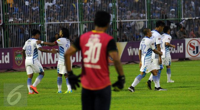 Pemain Persib merayakan keunggulan atas PSGC di laga persahabatan segitiga di Stadion Galuh Ciamis, Minggu (10/4/2016). Laga ini dimenangkan Persib 5-1. (Liputan6.com/Helmi Fithriansyah)