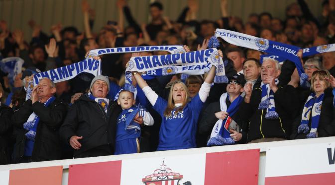 Fans Leicester City sudah kibarkan bendera juara di Stadium of Light (Reuters)