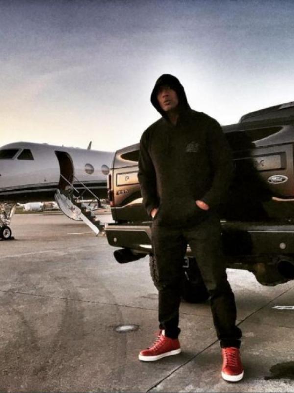 The Rock di depan pesawat jet pribadi yang dinaikinya. (Instagram)