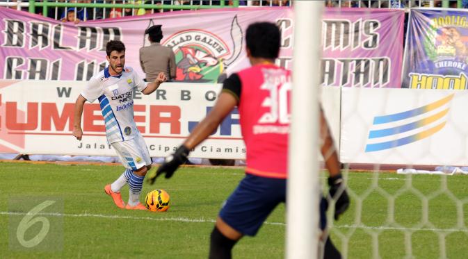 Gelandang anyar Persib Bandung, Robertino Pugliara (kiri) saat melakoni laga melawan PSGC di Stadion Galuh Ciamis, Minggu (10/7/2016). Pemain asal Argentina ini mengaku sudah merasakan kenyamanan tinggal di Bandung. (Liputan6.com/Helmi Fithriansyah)