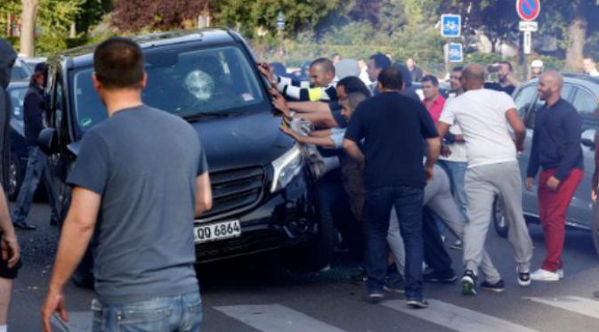 Ragam aksi protes di Prancis, kali ini melawan taksi Uber. (Sumber The Local)
