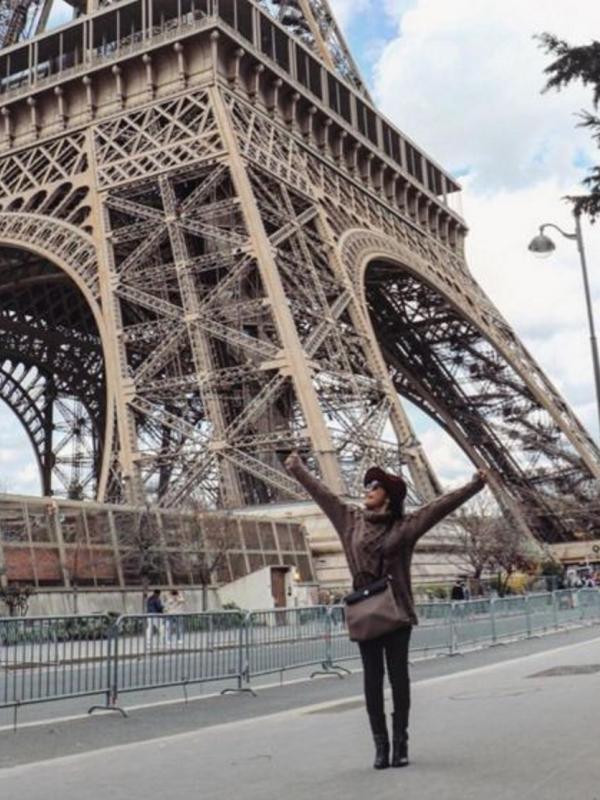 Prilly Latuconsina begitu girang berada di bawah  menara Eifel, Paris, Perancis. (Instagram)