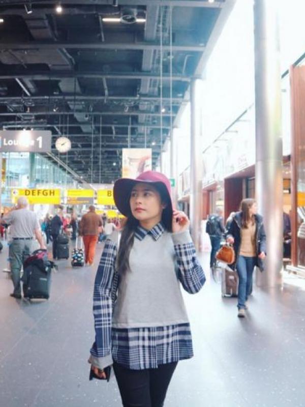 Di Bandara Internasional Schipol, Belanda, Prilly Latuconsina tetap bergaya. (Instagram)