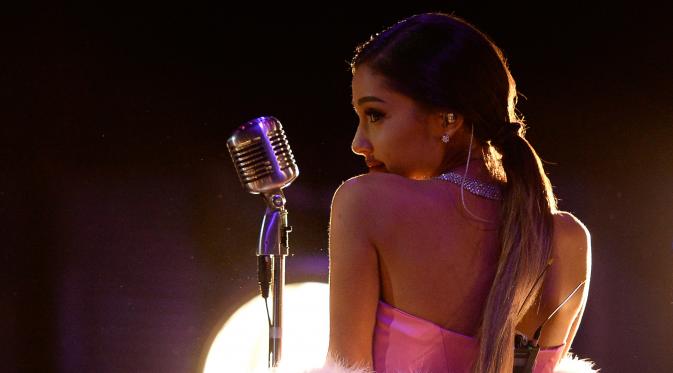 Ariana Grande membawakan lagu pada album terbaru 