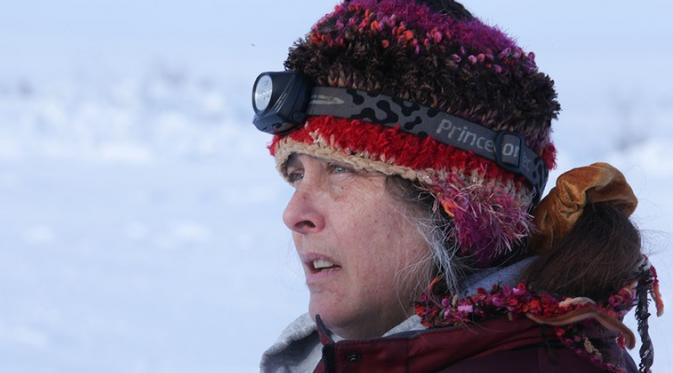 Su Aikens, wanita 52 tahun yang memilih tinggal di lokasi terpencil di Alaska (Foto: National Geographic).