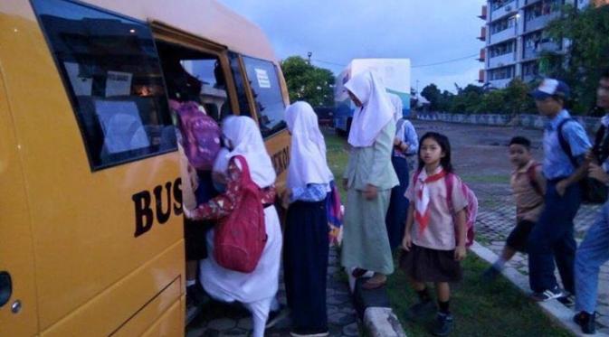 Bus sekolah gratis yang antar-jemput warga Rusun Marunda. (Ist)