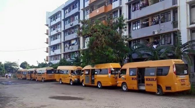 Bus sekolah gratis yang antar-jemput warga Rusun Marunda. (Ist)