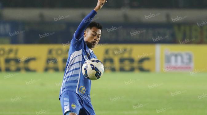 Samsul Arif, jebol gawang Persipura di Stadion Mandala, Jayapura.  (Bola.com/Nicklas Hanoatubun)