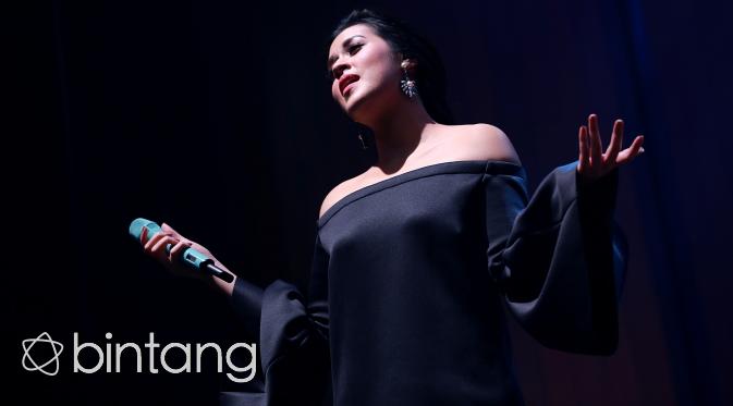 Raisa ketika tampil di 'An Evening Showcase with Afgan & Raisa'. (Adrian Putra/Bintang.com)