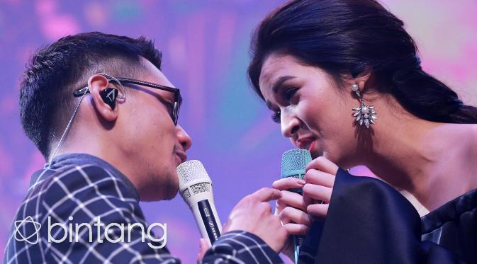 Raisa dan Afgan ketika tampil di 'An Evening Showcase with Afgan & Raisa'. (Adrian Putra/Bintang.com)