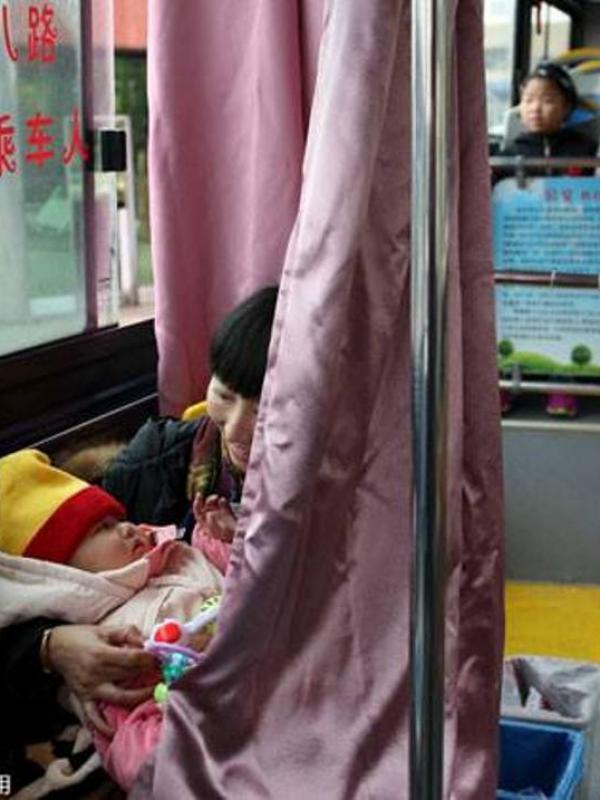 'Kursi menyusui' di bus. (CCTV News/Facebook)