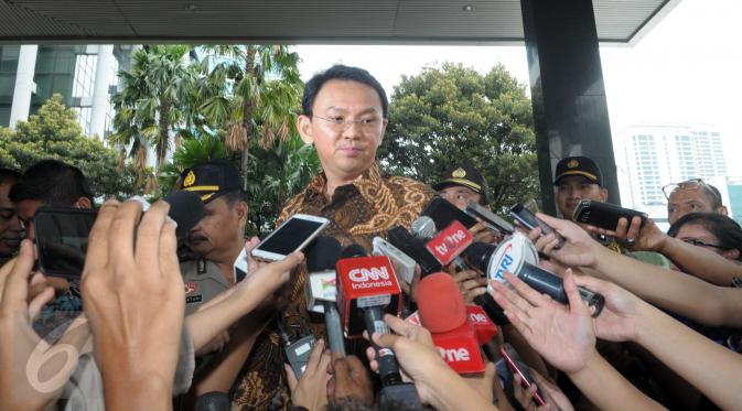 Gubernur DKI Jakarta Basuki 'Ahok' Tjahaja Purnama memberikan keterangan setibanya di Gedung KPK, Jakarta, Selasa (12/4). Ahok memenuhi panggilan KPK terkait pemberian keterangan soal perkara pembelian lahan RS Sumber Waras (Liputan6.com/Helmi Afandi)