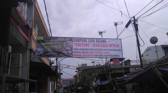 Spanduk penolakan penggusuran terpampang di sejumlah tempat di Kampung Luar Batang, Jakarta Utara. (Liputan6.com/Muslim AR)