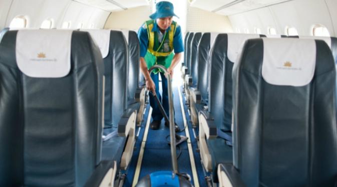 Ilustrasi petugas kebersihan pesawat (Foto: tiags.com.vn).