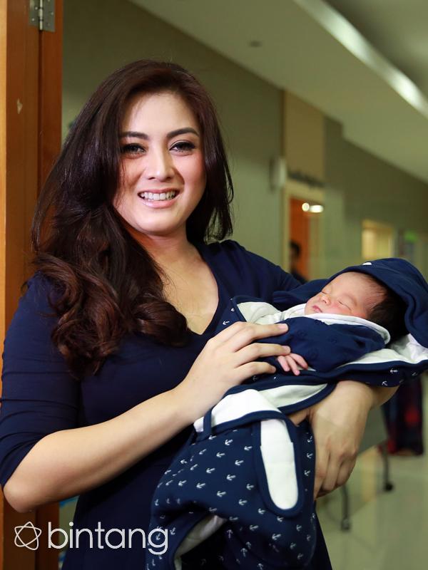 Pasangan yang menikah sejak 2012 silam ini diberinama Zayn Zavier Frizzy. Sebelumnya telah memiliki anak kembar yang lahir pada 14 Desember 2012 dan diberinama Zac Jaden Frizzy Simanjuntak dan Zoe Joanna Frizzy Simanjuntak. (Deki Prayoga/Bintang.com)
