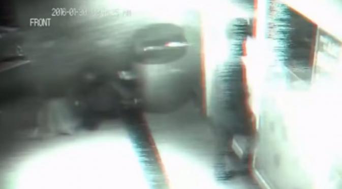 Seorang pria tertangkap kamera CCTV jalan menembus pintu dengan tahun rekaman berubah dari 2016 ke 2019 dan lampu berkedip-kedip. (Huffington Post)