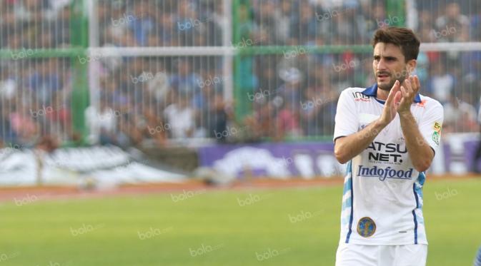 Robertino Pugliara saat membela Persib Bandung pada turnamen segitiga di Stadion Galuh Ciamis, Ciamis, Minggu (4/10/2016). (Bola.com/Nicklas Hanoatubun)