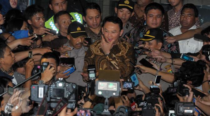 Gubernur Ahok memberi keterangan usai diperiksa KPK, Jakarta, Selasa (12/4). Menurut Ahok pembelian lahan RS Sumber Waras dilakukan secara tunai, sehingga tidak mungkin membatalkan transaksi di tengah jalan. (Liputan6.com/Helmi Afandi)