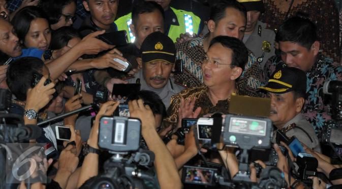 Gubernur Ahok memberi keterangan usai diperiksa KPK, Jakarta, Selasa (12/4). Ini merupakan pemeriksaan perdana bagi Ahok dalam proses penyelidikan dugaan korupsi dalam pembelian lahan RS Sumber Waras oleh Pemprov DKI. (Liputan6.com/Helmi Afandi)