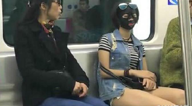 Agar menghemat waktu, gadis ini selalu memakai masker di dalam kereta. (via: shanghaiist.com)
