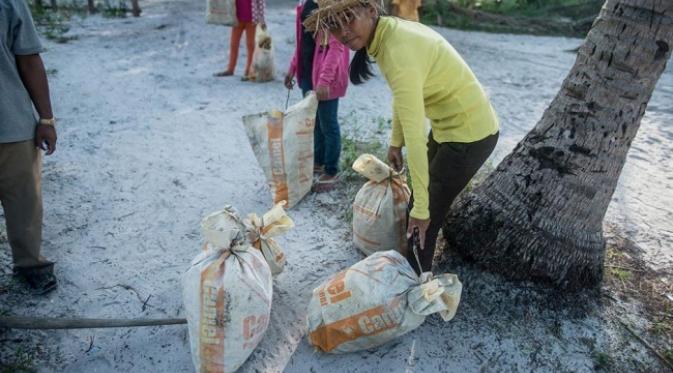 Dengan uang 15 ribu dolar Amerika, seorang wanita membeli pulau kecil di Kamboja dan membantu rakyat lokal. Foto: Brightside.me.