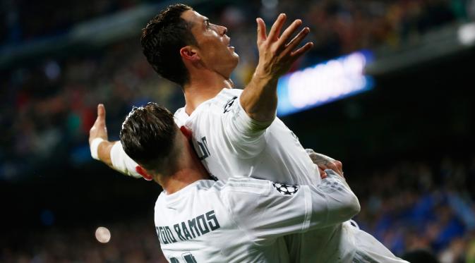 Gelandang Real Madrid, Cristiano Ronaldo melakukan selebrasi bersama Sergio Ramos usai mencetak gol kegawang Wolfsburg di leg kedua liga Champions di Santiago Bernabeu, Spanyol (13/4). Madrid menang atas Wolfsburg dengan skor 3-0. (Reuters/Juan Medina)