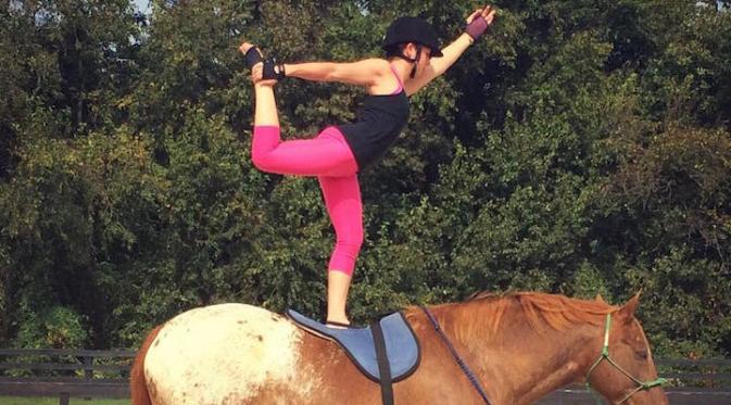 Hebat, Atlit Ini Lakukan Yoga Sambil Menunggang Kuda. Sumber : mymodernmet.com