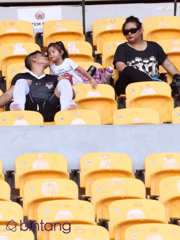 Iko Uwais bersama Audy Item serta istrinya saat di di Stadion Utama Gelora Bung Karno, Senayan, Jakarta, Minggu (10/4/2016).  (Andy Masela/Bintang.com)