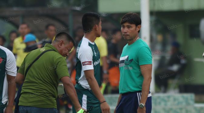 Pelatih PS TNI, Eduard Tjong  (kanan), mulai galau dengan masa depannya di PS TNI. (Bola.com/Nicklas Hanoatubun)