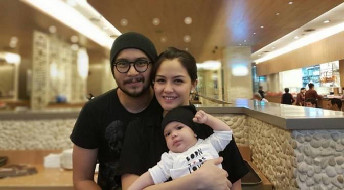 Revalina S Temat bersama suami dan anaknya (Instagram)