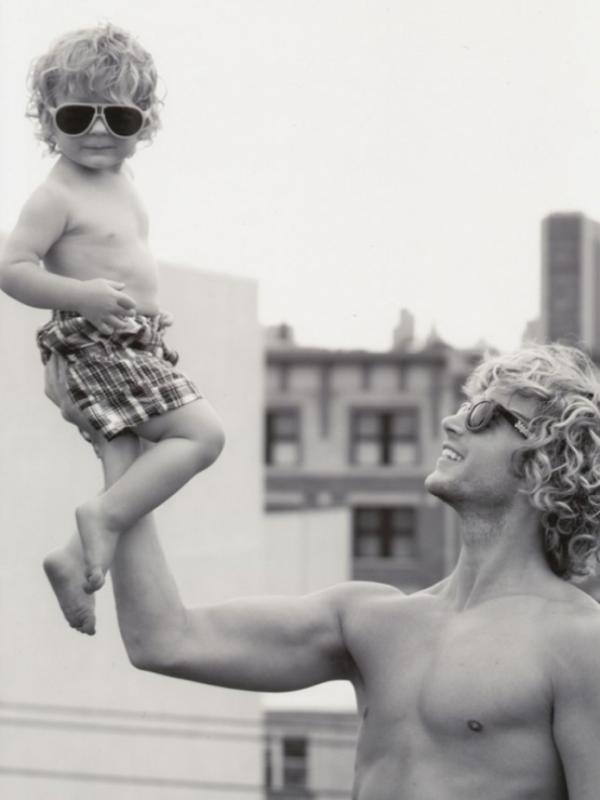 Inilah sebuah foto yang memperlihatkan kedekatan ayah dan anak. (Foto: brightside.me)
