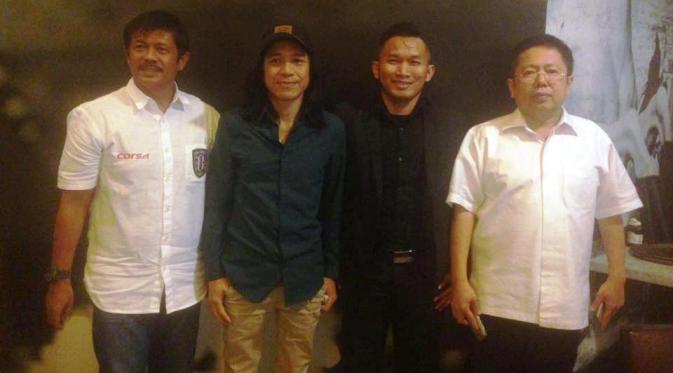 Rudy Eka Priyambada bersama Abdee Slank, Indra Sjafri, dan pemilik Bali United, Pieter Tanuri. (Facebook)