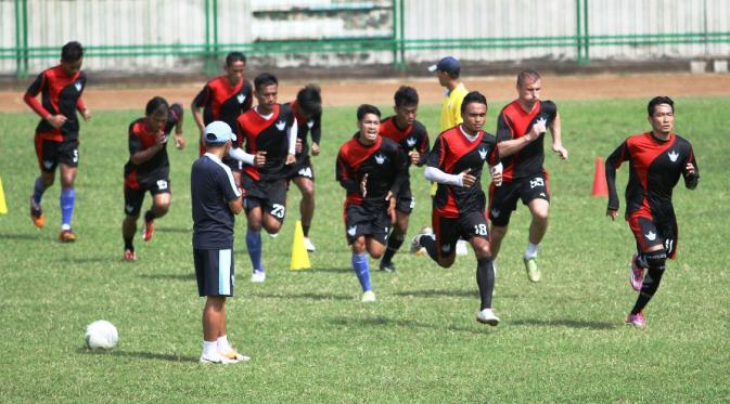 Skuat Persegres Gresik United berlatih di Stadion Tri Dharma, Gresik menjelang Indonesia Soccer Championship 2016. (Bola.com/Fahrizal Arnas)