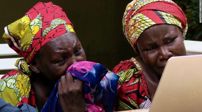 Rifkatu Ayuba dan Mary Ishaya, kedua ibu yang sedih melihat tayangan 15 siswi sandera Boko Haram. (CNN/Stephanie Busari)