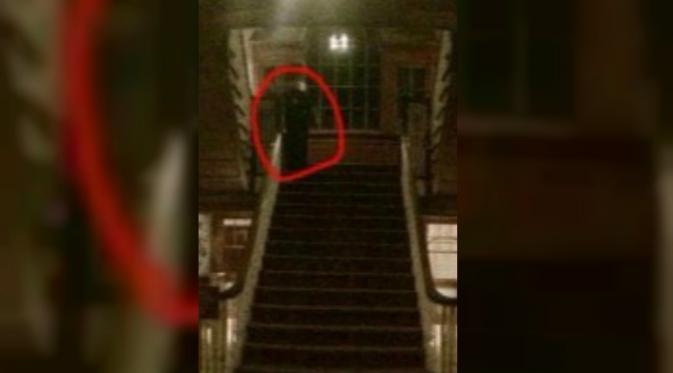 Henry Yau tak suka ada orang dalam fotonya, namun ia mendapati wujud seorang wanita di atas tangga hotel. (imfromdenver.com)