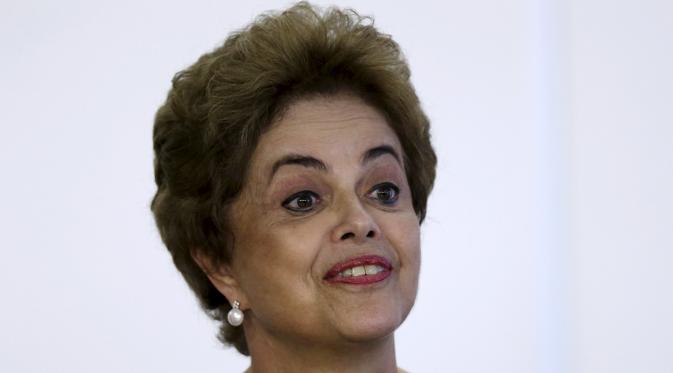Presiden Brasil Dilma Rousseff saat mendatangi acara di Istana Planalto, Brasil, (13/4). Dilma Rousseff merupakan Presiden Brasil yang saat ini sedang menerima banyak penolakan dari warga Brasil untuk memimpin Brasil. (REUTERS / Ueslei Marcelino)