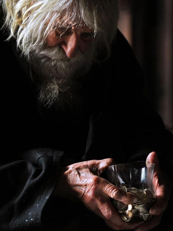 Granpa Dobri, pengemis yang jadi donatur terbesar di sebuah gereja. (Nikolay Doychinov/AFP Photo)