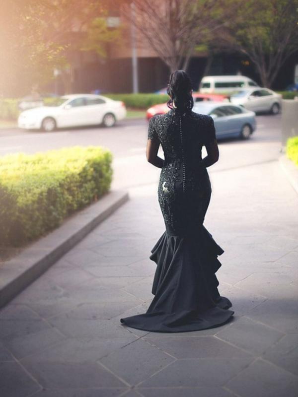 Tampak belakang gaun hitam indah ini. (via: boredpanda.com)
